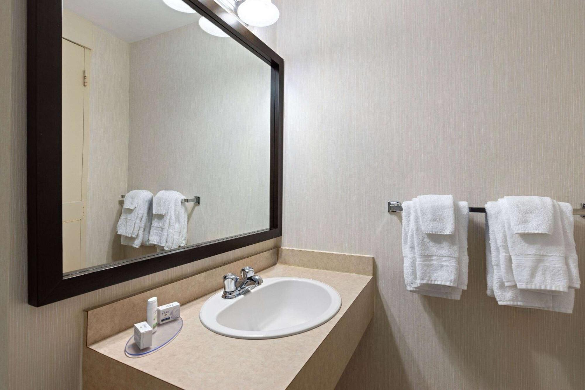 Travelodge By Wyndham Thunder Bay On Экстерьер фото